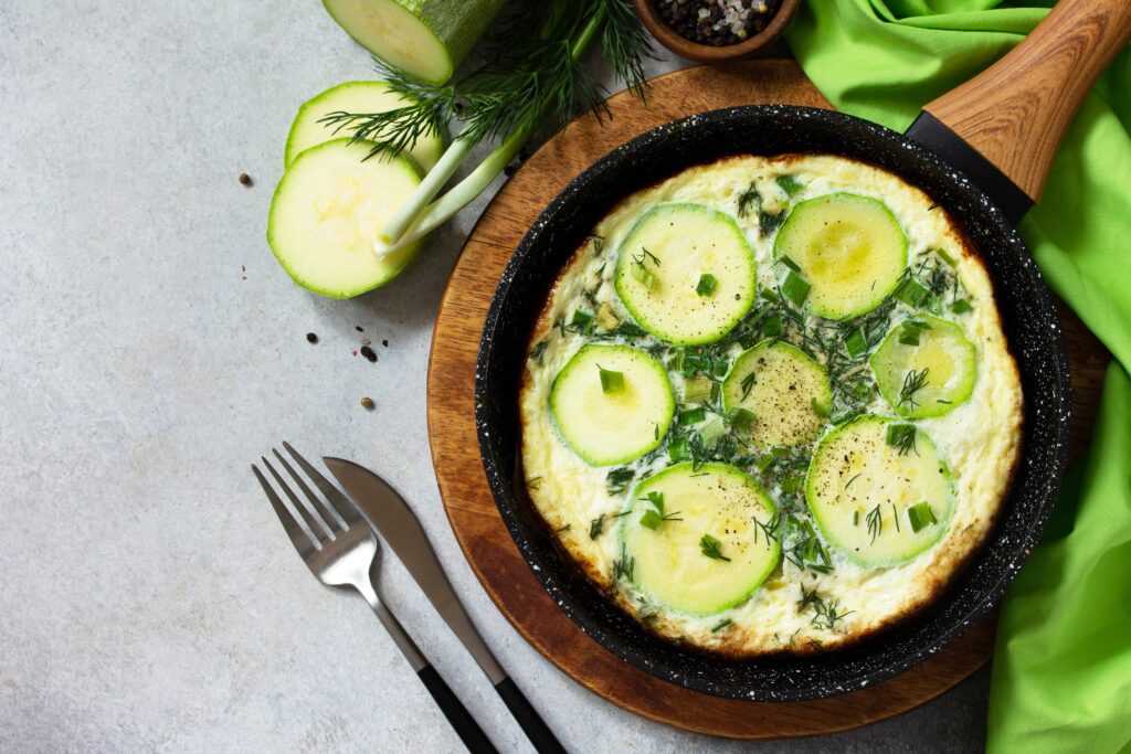 Pfanne mit Zucchini-Omelett, einfache Camping Rezepte