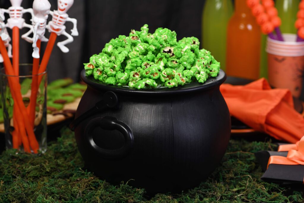 Grünes Popcorn mit Halloween Dekoration
